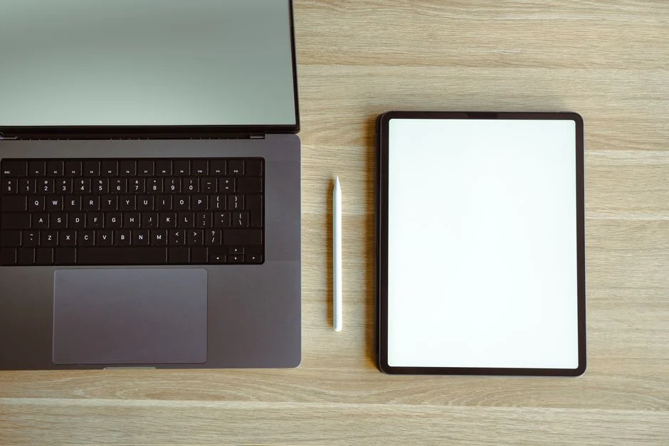 Un document de stratégie marketing posé sur un bureau, mettant en avant les éléments essentiels de la planification d’entreprise.