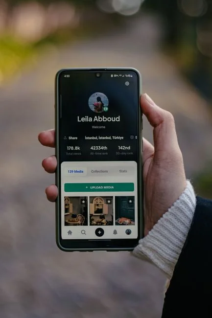Gros plan sur un document de marketing sur les réseaux sociaux posé sur un bureau, avec un stylo et un carnet.